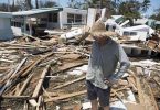 Una casa dañada en una calle del barrio Enchanted Shores, después del paso huracán Irma